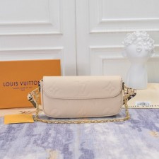 LV 루이비통 월릿 온 체인 아이비 앙프레드 크림(M82210)  