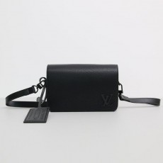 LV 루이비통 패스트라인 웨어러블 월릿