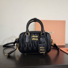 MU 미우미우 아르카디 마테라쎄 가죽 백 