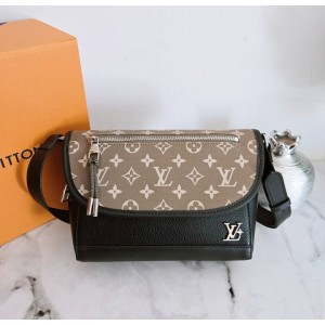 LV 루이비통 [ 고급 ] 펄스 웨어러블 월릿 크로스 M12618 1 