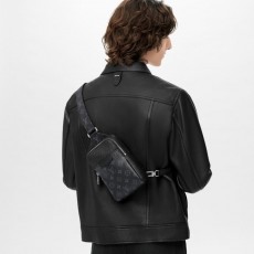 LV 루이비통 아웃도어 슬링백 