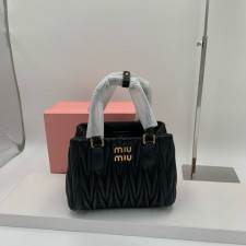 MU 미우미우 마테라쎄 나파 핸드백 