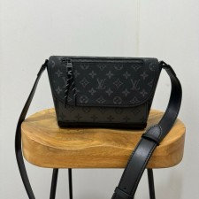 LV 루이비통 펄스 메신져백 