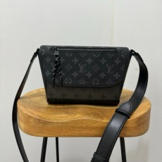 LV 루이비통 펄스 메신져백 