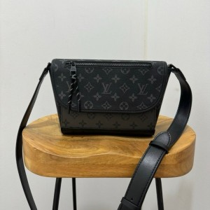 LV 루이비통 펄스 메신져백 