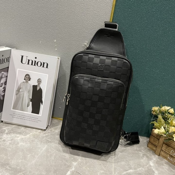 LV 루이비통 루 슬링백 