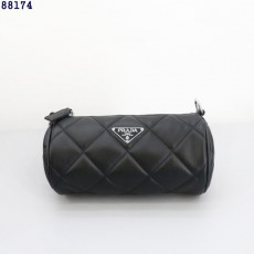 PD 프라다 삼각로고 원통 레더 체인백