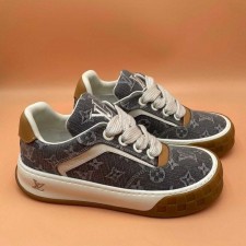 LV 루이뷔통 남자 틸티드 가죽 스니커즈