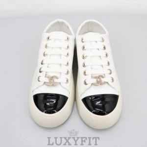 CN 샤넬 CC로고 펜던트 레더 퀼팅 스니커즈