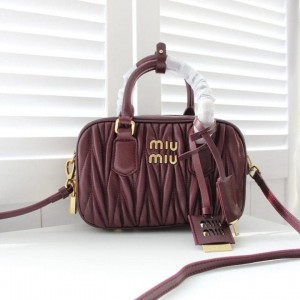 MU 미우미우 아르카디 마테라세 토트백 버건디 [고급]