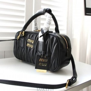 MU 미우미우 아르카디 마테라쎄 토트백 직사각 검정 [고급]