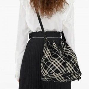 BB 버버리 드로잉 체크 버킷 미디엄