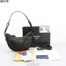 PD 프라다 반달 호보백
