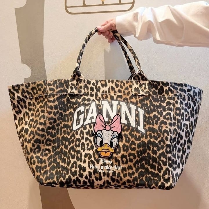 GN 가니 X 디즈니의 콜라보레이션 데이지덕 레오파드 토트백