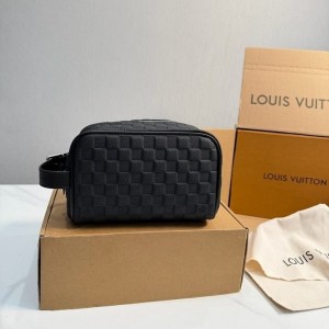 LV 루이비통 돕 키트 토일렛 파우치