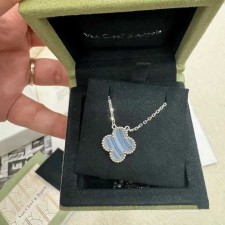 VC 반클리프 아펠 빈티지 알함브라 펜던트 (화이트 골드 / 블루 칼세도니)