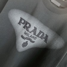 PD 프라다 레터링 자수로고 라운드 티셔츠