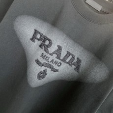 PD 프라다 레터링 자수로고 라운드 티셔츠