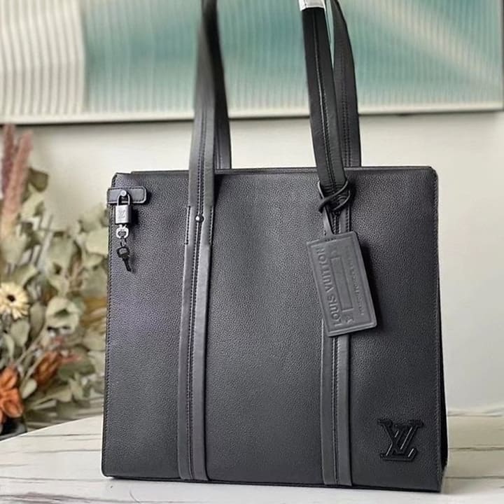 LV 루이비통 타이가 토트백