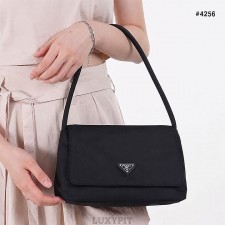 PD 프라다 리나일론 삼각로고 패디드 숄더백
