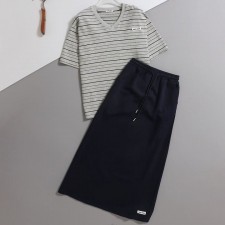 MU 미우미우 스트라이프 브이넥 반팔 티셔츠 & 핀턱 밴딩 롱 스커트 SET -그레이-