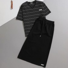 MU 미우미우 스트라이프 브이넥 반팔 티셔츠 & 핀턱 밴딩 롱 스커트 SET -블랙-