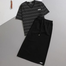 MU 미우미우 스트라이프 브이넥 반팔 티셔츠 & 핀턱 밴딩 롱 스커트 SET -블랙-