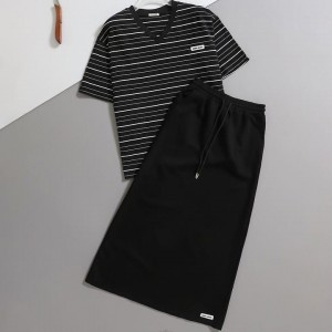 MU 미우미우 스트라이프 브이넥 반팔 티셔츠 & 핀턱 밴딩 롱 스커트 SET -블랙-