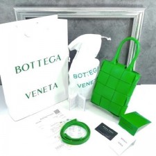 (국내) BT 보테가베네타 카세트 미니 토트백 인트레치오 Cassette Mini Bag Intreccio 709341VMAY1